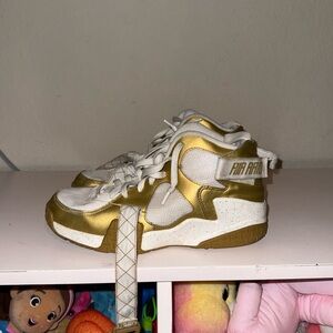 Nike Air Raid White and Gold Athletic Shoes